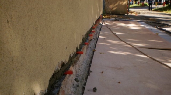 Capillary break insulation of walls